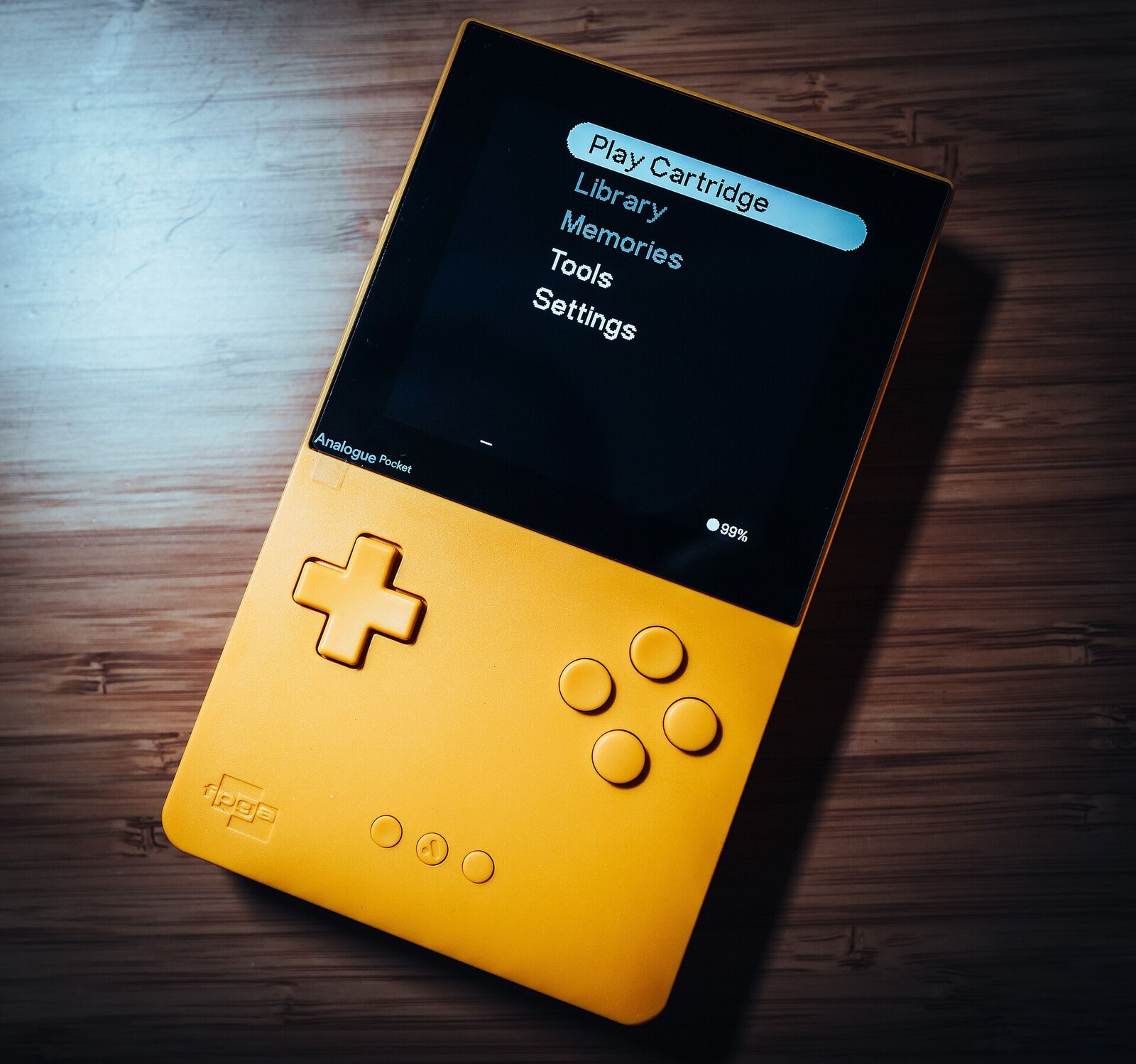 Supreme dévoile deux Analogue Pocket en édition limitée, dont une plaquée or 24 carats